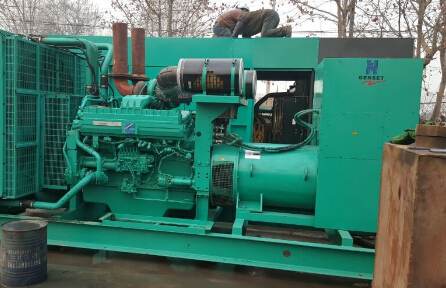 向阳发电机组如何判断水冷式机油散热器内部是否需要清洗？